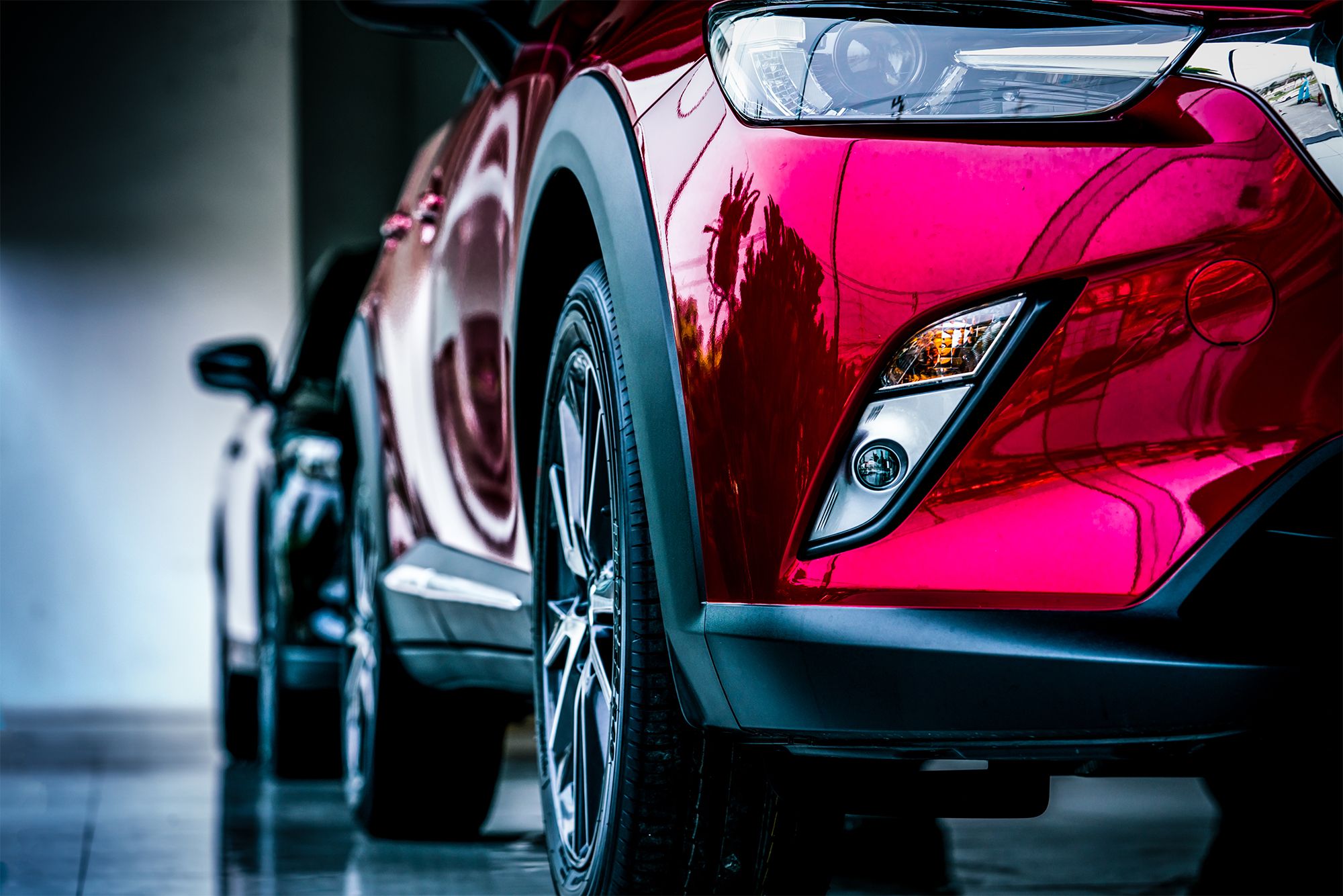 Nahaufnahme eines roten Fahrzeugs in einem gepflegten Showroom